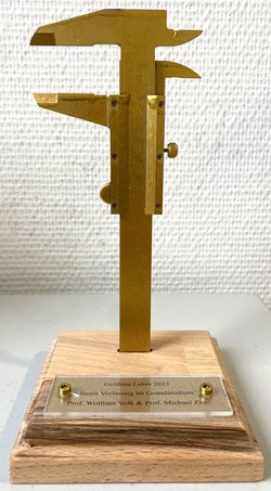 eine goldene Schieblehre als Symbol für die Ehrung mit der "Goldenen Lehre" der fachschaft Maschinenbau