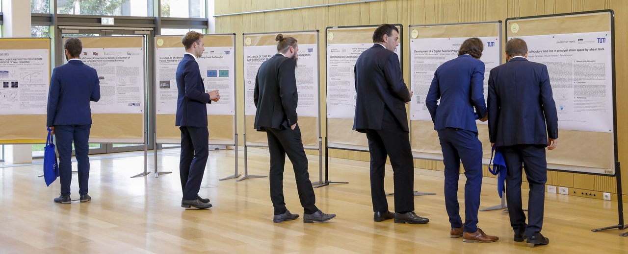 Poster Session der FTF 20219 in Herrsching. Mehrere Personen stehen vor den wissenschaftlichen Postern