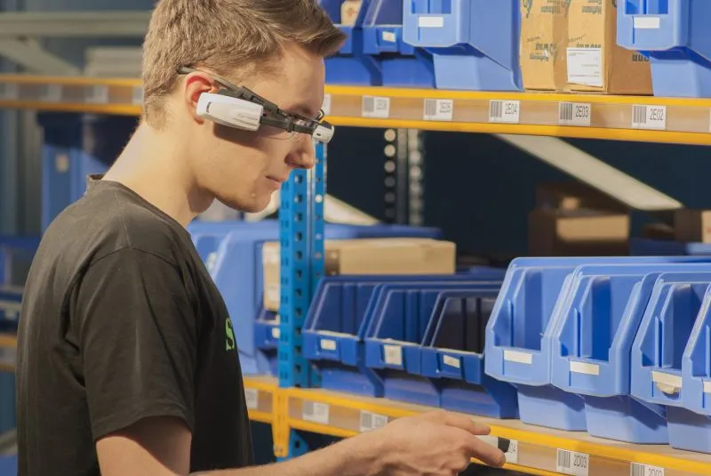 Kommissionierung mit Datenbrille und handlichem Miniscanner