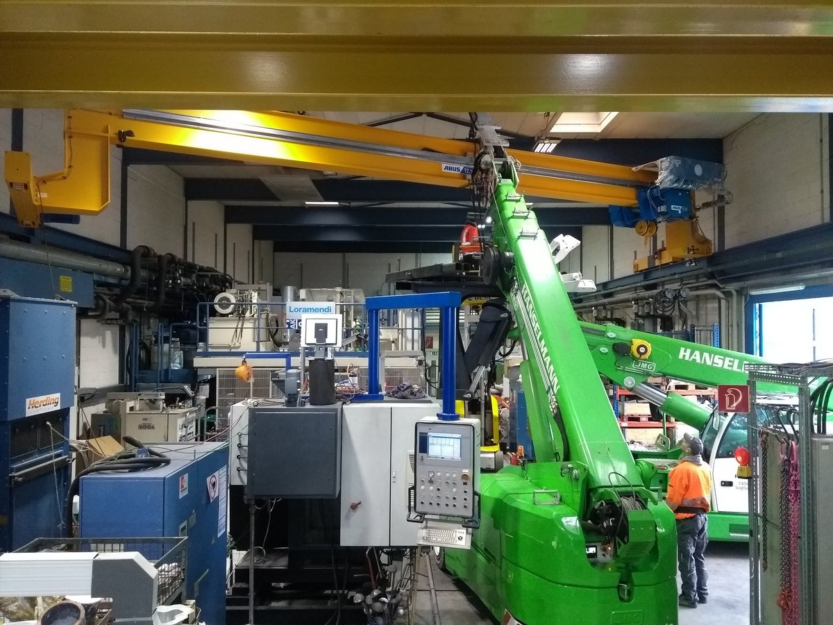 Neuer Kran für die Versuchshalle - Lehrstuhl für Umformtechnik und ...