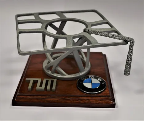 Kompetenzdemostrator "Professorenhut" Topologieoptimierter "Professorenhut", hergestellt in drei unterschiedlichen produktionstechnischen Verfahren.