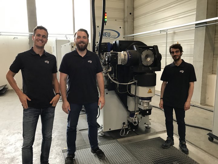 Unser wissenschaftlichen Mitarbeiter Daniel Maier, Matthias Werner und Lorenz Scandola (von links) vor der neuen 6-Achs-Freiformbiegeanlage der Fa. Neu GmbH