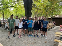 Das 11-köpfige Team des utg nach dem erfolgreichen Lauf im Biergarten "Zum Aumeister"