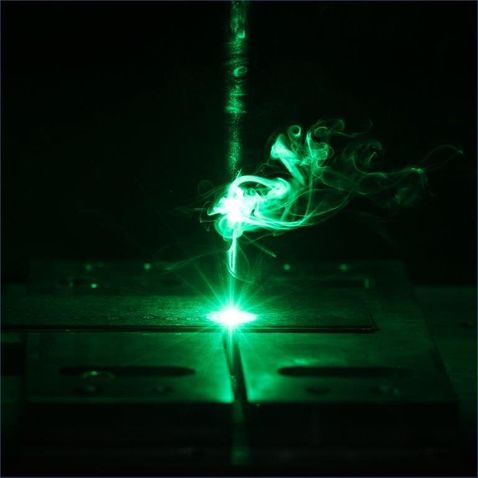Materialbearbeitung mit einem grünen Laserstrahl (Quelle: TRUMPF)