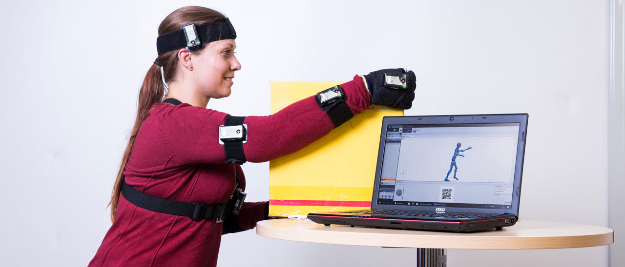 Eine Wissenschaftlerin testet ein Programm zur ergonomischen Haltung