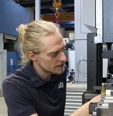 Markus Welm kontrolliert eine Maschine